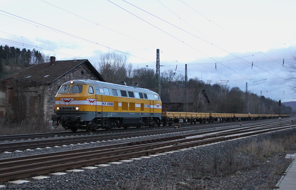 Mit leeren Flachwagen kam die Wiebe Lok 11, 216 012-5, am spten Abend des 05.02.2013 Richtung Sden noch durch Eschwege West. Aufgenommen nahe des B Eltmannshausen/Oberhone.