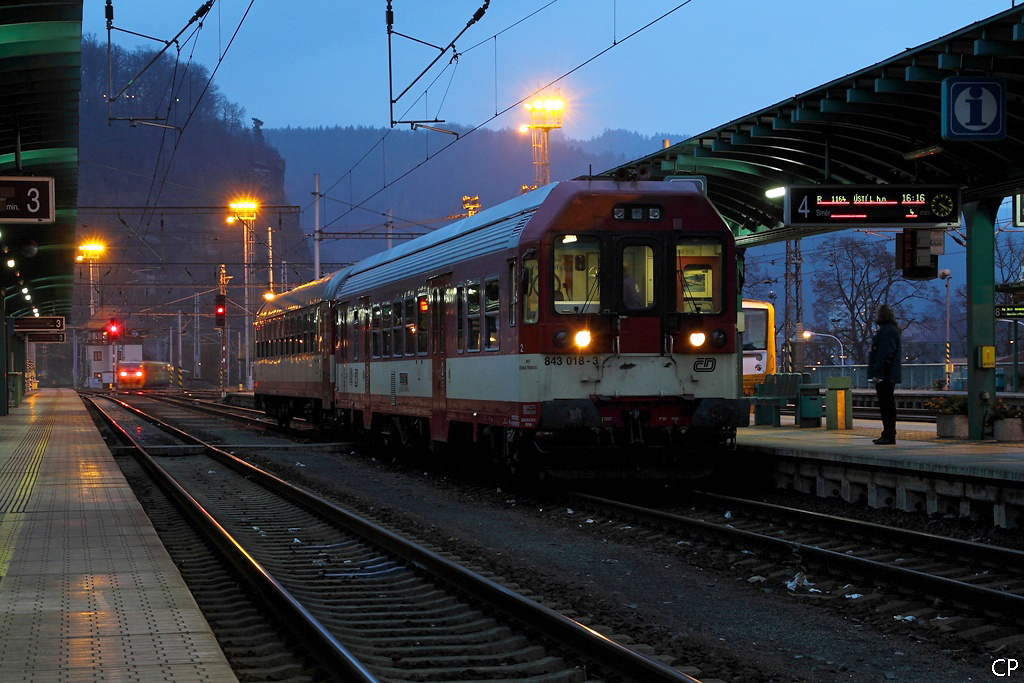 Mit leichter Versptung ist 843 018-3 der CD als R 1164 in Decin hl.n. angekommen. Gleich geht die Fahrt weiter nach Usti. (20.11.2010)