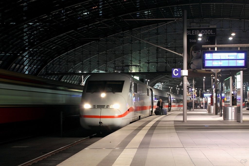 Mit leichter Versptung steht 402 036-8 als ICE 844 nach Kln Hbf am 12.12.2009 in Berlin Hbf.