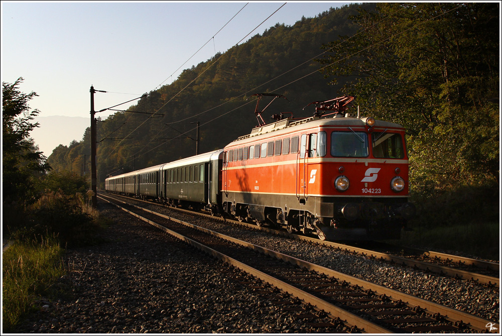 Mit den letzen Sonnenstrahlen, fhrt 1042 023 mit Sdz D 17636 von Mrzzuschlag nach Wien FJB. 
Schlglmhl 18.10.2011

