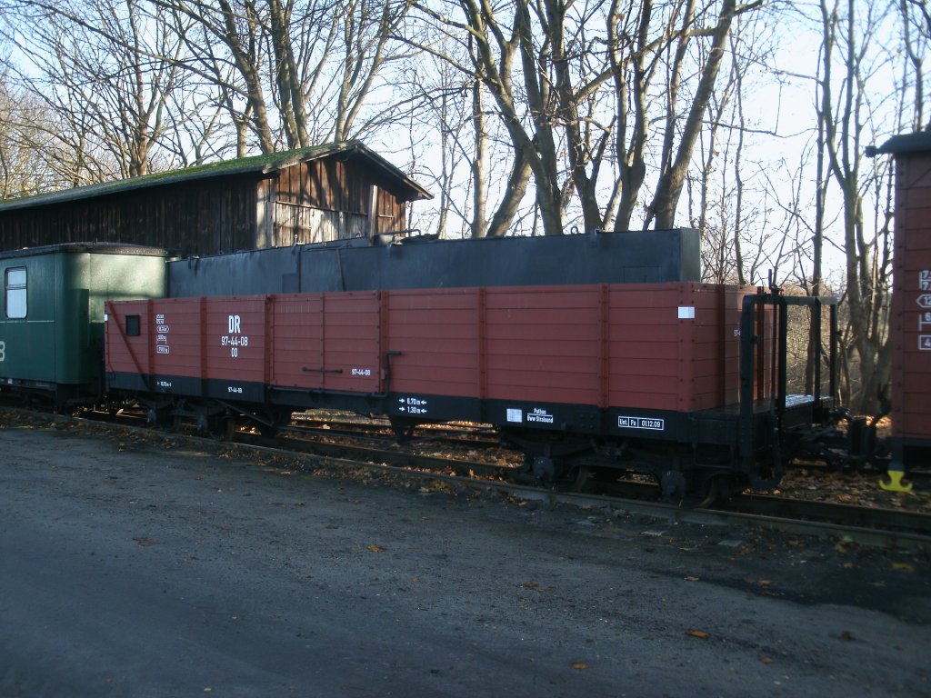 Mit Lokteilen(wie es aussah fr 99 4652)beladnener OO 97-44-08,am 23.November 2012,abgestellt in Putbus.
