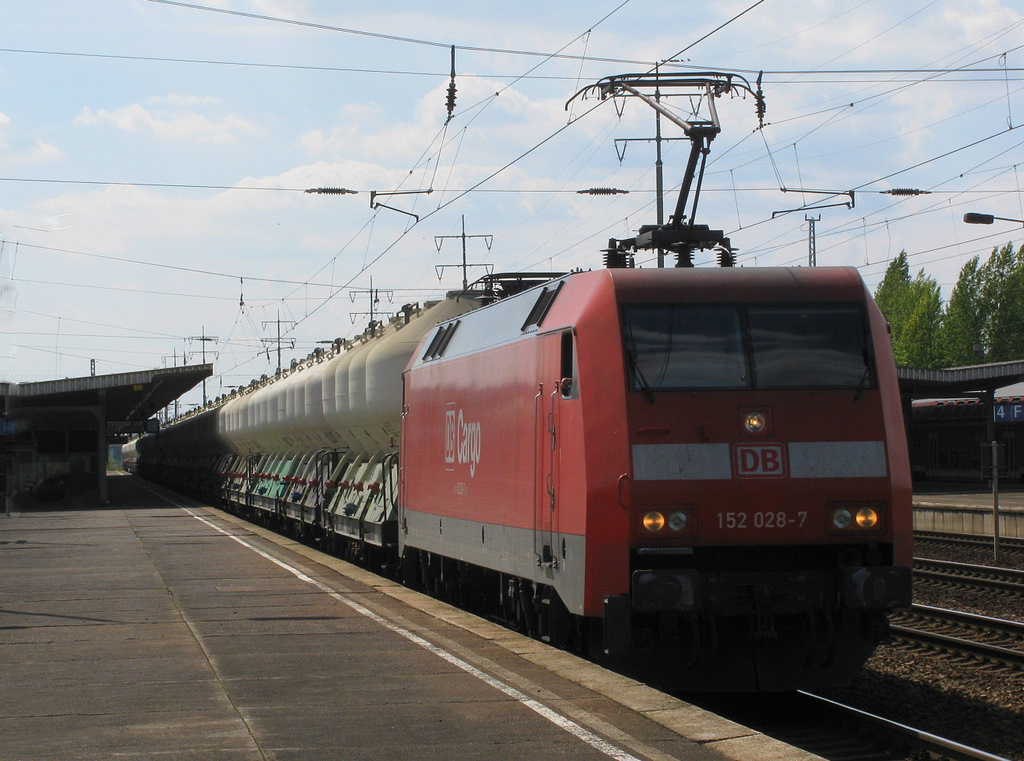 Mit lustigen Zementwagen kam die 152 028-7 am 20.08. zum kurzen Halt um als 47358 (DXS - BRUE �b. BNO) nun weiterzufahren.