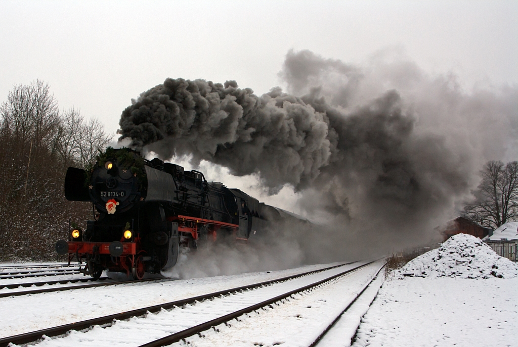 
Mit mächtiger Rauchfahne durchfährt die Betzdorfer 52 8134-0 am 02.12.2012 Herdorf, hier beim Bahnhof. Heute veranstalten die Eisenbahnfreunden Betzdorf ihre alljährlichen Nikolausfahrten zwischen Betzdorf/Sieg und Würgendorf.