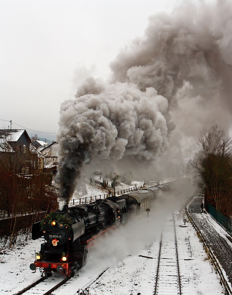
Mit mächtiger Rauchfahne durchfährt die Betzdorfer 52 8134-0 am 02.12.2012 Herdorf in Richtung Würgendorf, hier kurz vor der Brücke Wolfsweg.

Heute veranstalten die Eisenbahnfreunden Betzdorf ihre alljährlichen Nikolausfahrten zwischen Betzdorf/Sieg und Würgendorf.