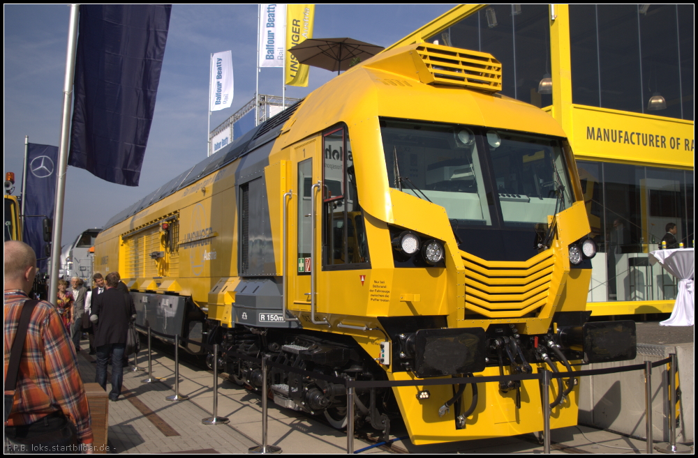 Mit markanter Front, die an die Transformer-Filme erinnert, prsentiert sich der Schienenfrszug MG31 als Weltneuheit auf der InnoTrans 2012 dem Fachpublikum. Die Maschine soll auf Hochgeschwindigkeitsstrecken und Vollbahnen zum Einsatz kommen.