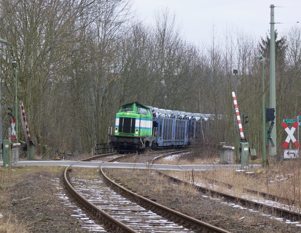 Mit max. 30 Km/h unterwegs!

ist der Autotransportzug nach berherrn.Nachdem der Rangierer den B in Wadgassen ausgelst hatte kam in Schleichfahrt 211 030-2 (V 100 1030) der Wincanton Rail angebrummt.

Ehemals elektrifizierte Hauptstrecke VK Vlklingen/(Frstenhausen) - Hostenbach - berherrn - Falck - Thionville, heute von Frstenhausen nicht ffentliche Anschlubahn bis berherrn der Firma Mosolf.
13.02.2012
