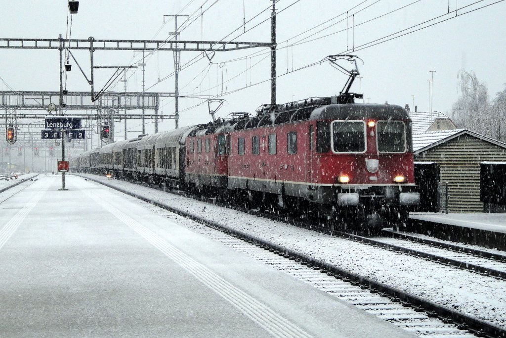 Mit Mietwagen von Cargo Domizil durchfahren die Re 6/6 11625  Oensingen  und die Re 4/4''' 11366 am 18.12.12 den Bahnhof Lenzburg.