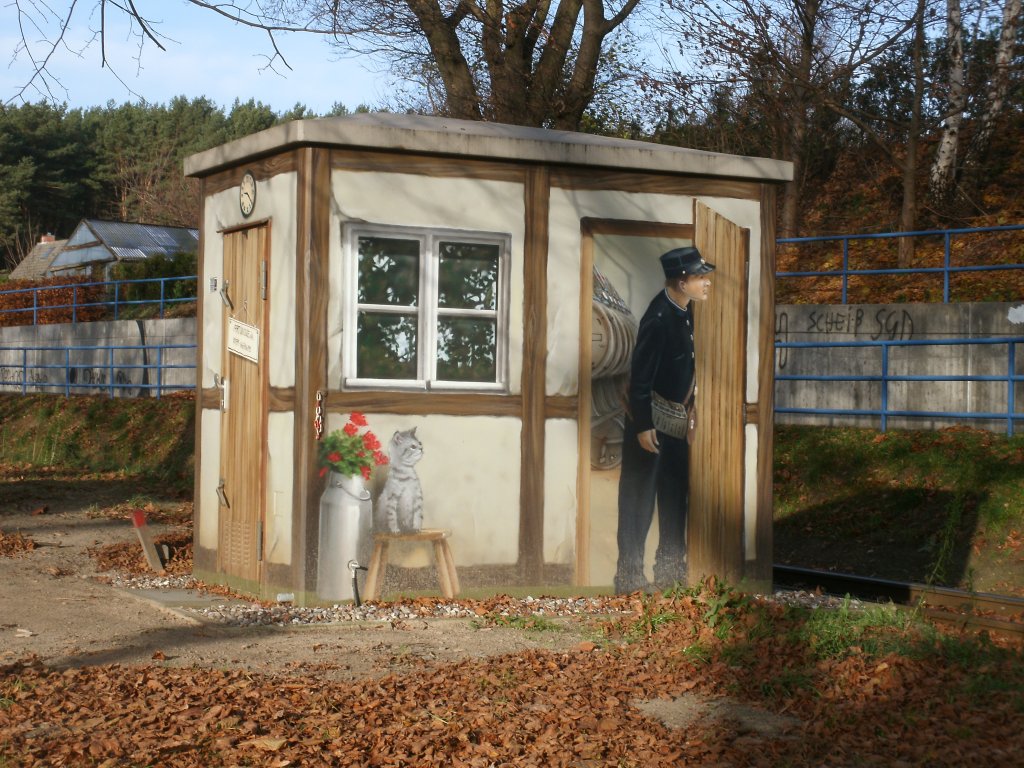 Mit Motiven aus dem Eisenbahnalltag sind die Schalthuschen zwischen Putbus und Ghren versehen.Dieses Schalthuschen steht in Sellin und wurde von mir am 26.November 2011 fotografiert.