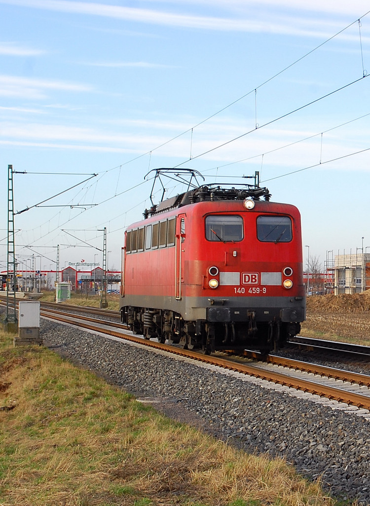 Mit neuem Farbfleckerl an der Brust kommt die 140 459-9 Lz in Richtung Kln bei Allerheiligen am 27. Januar 2012 vorbei gefahren.