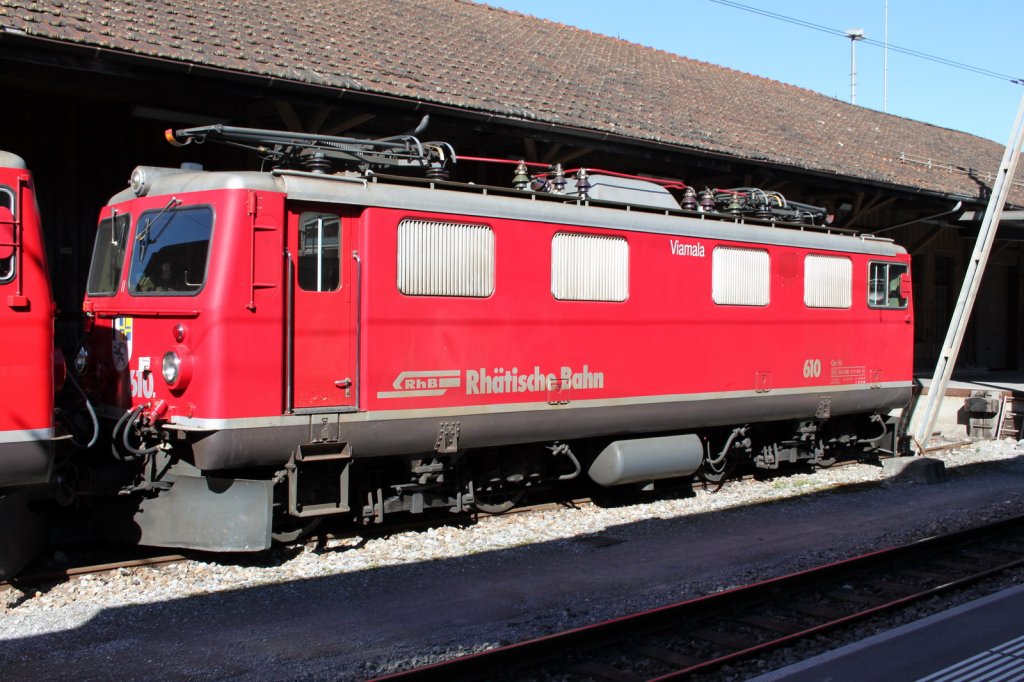 Mit den neuen Allegra Triebzgen beginnt langsam der Abschied von den Ge4/4 I Lokomotiven.Auch die Ge4/4 I 610  Viamala  steht kurz vor ihrer  letzten Fahrt  zum Schrotthndler.Die Fabrikschilder sind schon entfernt.Landquart 02.04.11
