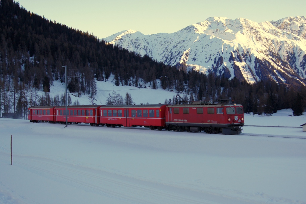Mit den neuen Allegra-Triebzgen wurde auch das Schicksal der Ge 4/4 I besiegelt. Eine Lok wurde bereits verschrottet, den anderen wird es ebenfalls so ergehen. Ein Grund also, nach Davos zu reisen, wo sie diesen Winter noch vor den Skizgen zum Einsatz kommen. Auf dem Bild zu sehen ist die Ge 4/4 I 602, die mit ihrem Pendelzug die letzten Meter hinauf nach Davos Wolfgang bezwingt.  (5.1.11)