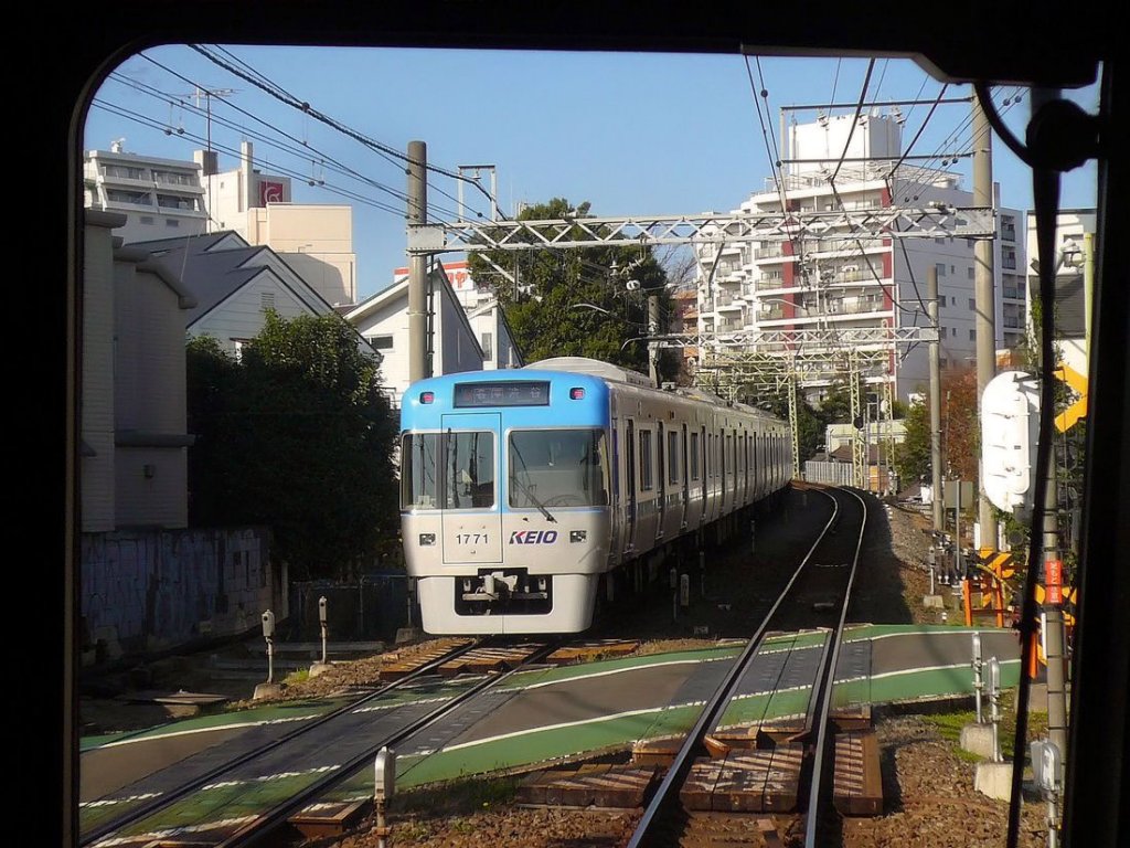 Mit der neuen Serie 1000 der Inokashira-Linie nach Tokyo hinein: Der blaue Zug Nr.21 (Endwagen 1771) bei Tokyo-Kichijôji, 25.November 2009.