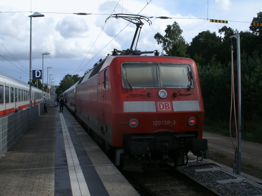 Mit einer nicht bersehenden Beule erreichte 120 138,mit dem IC 2355 aus Frankfurt Flughafen,am 13.August 2013,den Zielbahnhof Binz.