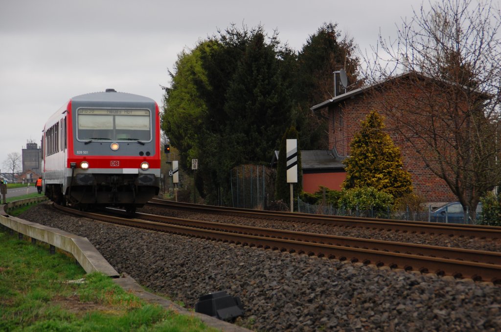 Mit nicht umgestellter Zielanzeige kommt hier der 928 501 an der Kurve beim Ortseingang von Kapellen/Erft. 30.3.2012