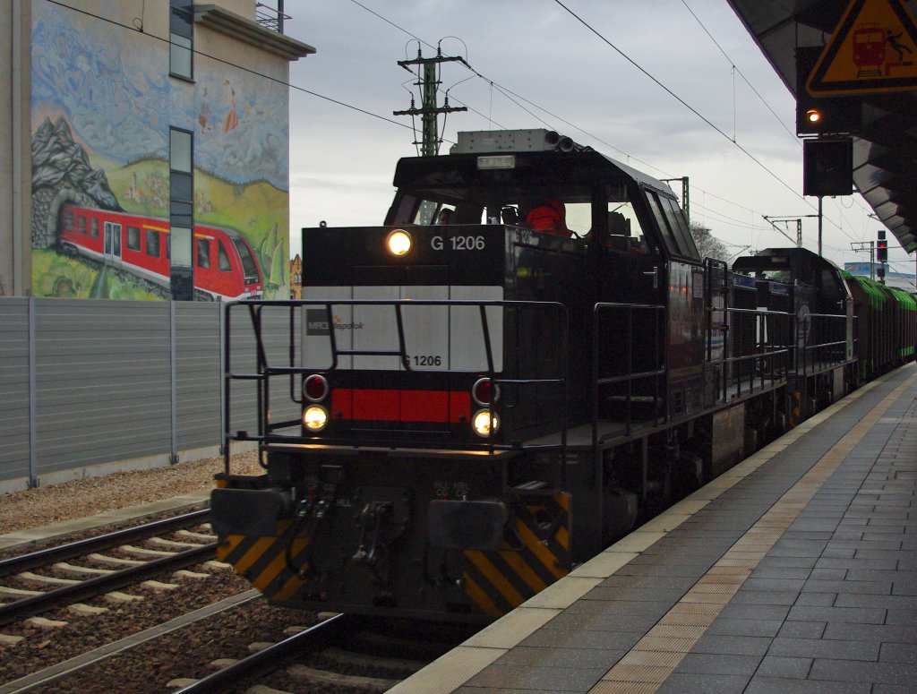 Mit nicht zu verachtender Geschwindigkeit rauschten diese beiden G1206 der Wincanton durch Gleis 1 des Erfurter Hbf. Aufgenommen am 06.12.2009.