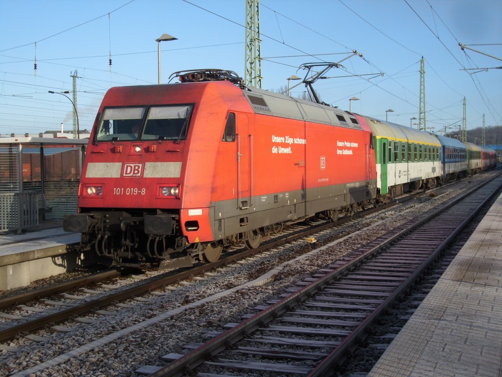 Mit nur fnf bunten CD-Wagen und der 101 019 hielt am 29.Dezember 2009 der EC 379 Binz-Brno in Bergen/Rgen.