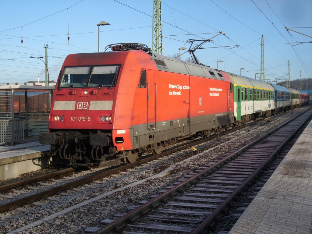 Mit nur f�nf bunten CD-Wagen und der 101 019 hielt am 29.Dezember 2009 der EC 379 Binz-Brno in Bergen/R�gen.