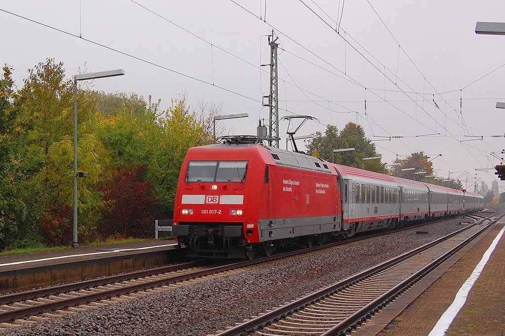 Mit sterreichischen IC-Wagen am Hacken ist die 101 017-2 am Freitag gen Ludwigshafen unterwegs hier in Guntersblum. 12.10.2012