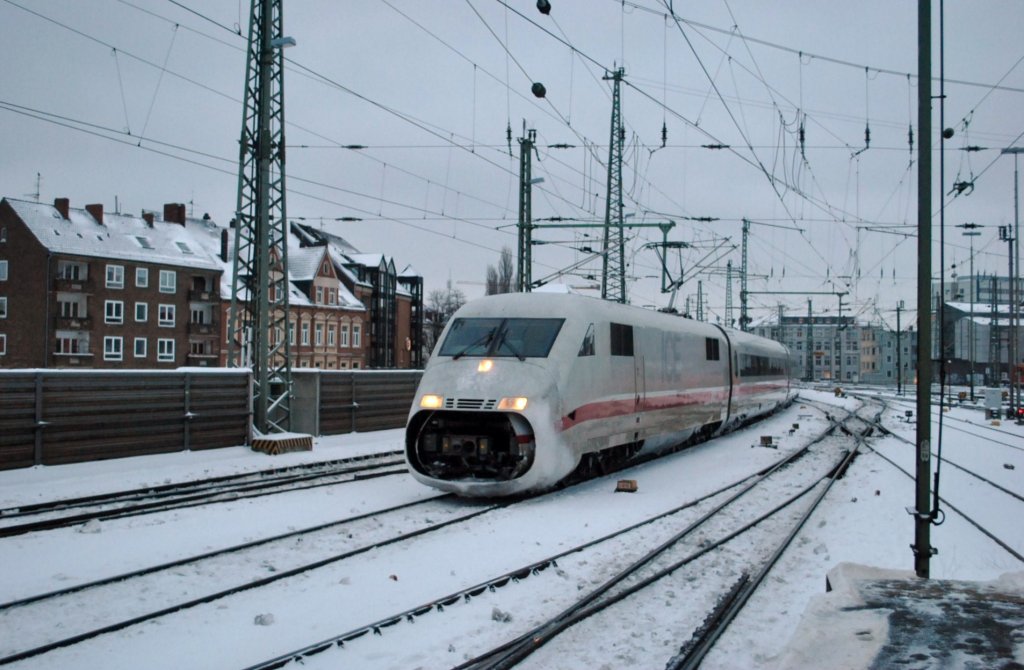 Mit offender Fresslucke fhrt dieser ICE 2 am, am 12.01.2011 in Hannover HBF ein.