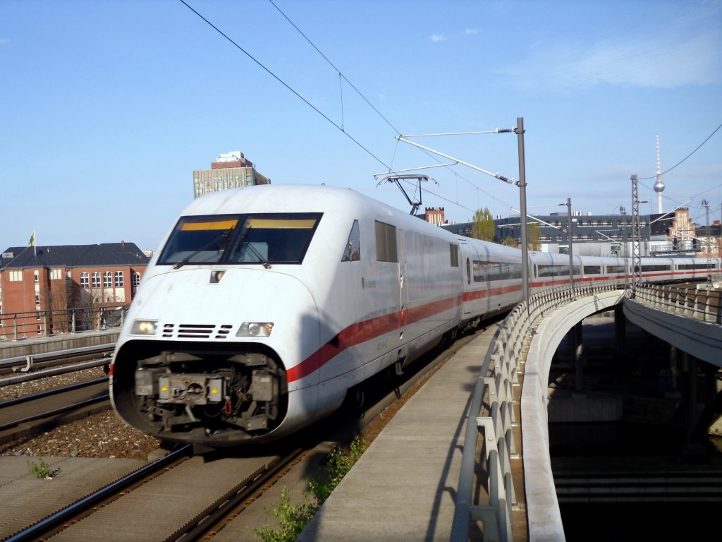 Mit offener Bugklappe unterwegs. Der ICE 844 (Kolbenz) kurz vor dem Berliner Hauptbahnhof auf der Humboldt-Hafen-Br�cke am 24.04.2010.