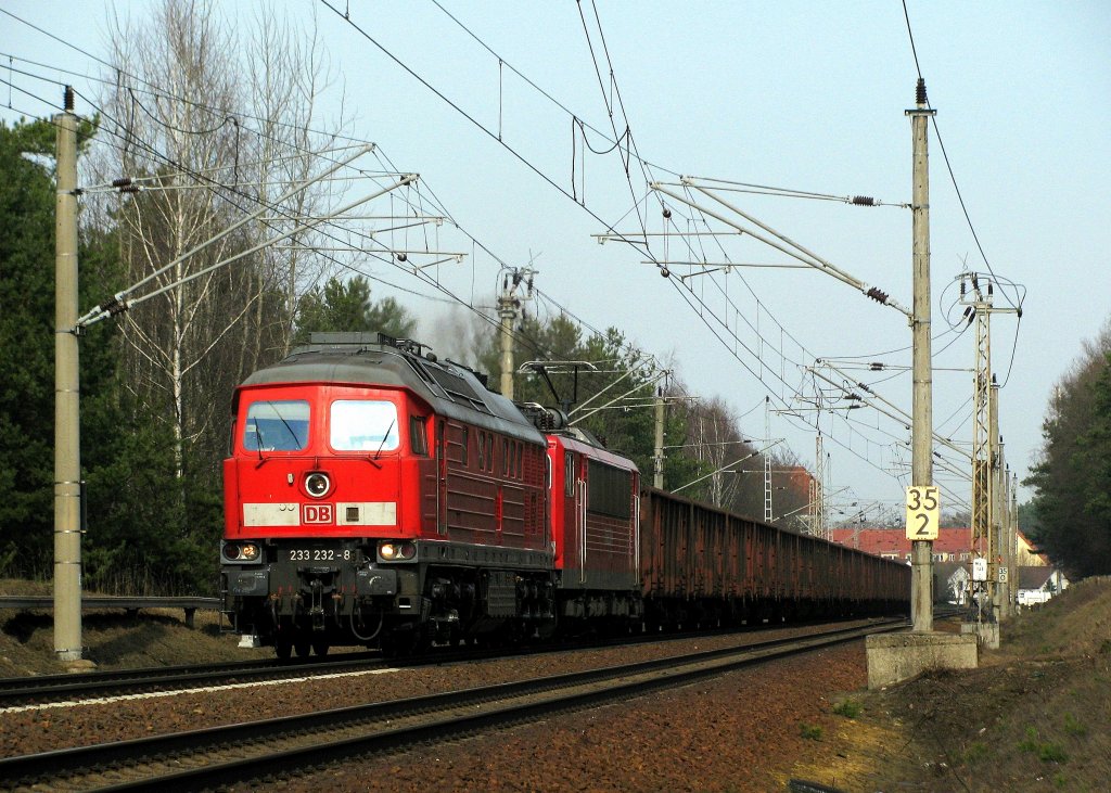 Mit ordentlichem Sound kam die 233 232-8 mit einem Kohlenleerzug (und 155 ???) an Kilometer 35,2 am 18.03. nach Spreewitz angedieselt.