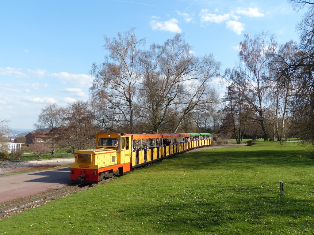 Mit der Parkeisenbahn in den Frhling - noch sind die Bume kahl, das wird sich aber bald ndern. Killesberg, Stuttgart am 15.4.2013