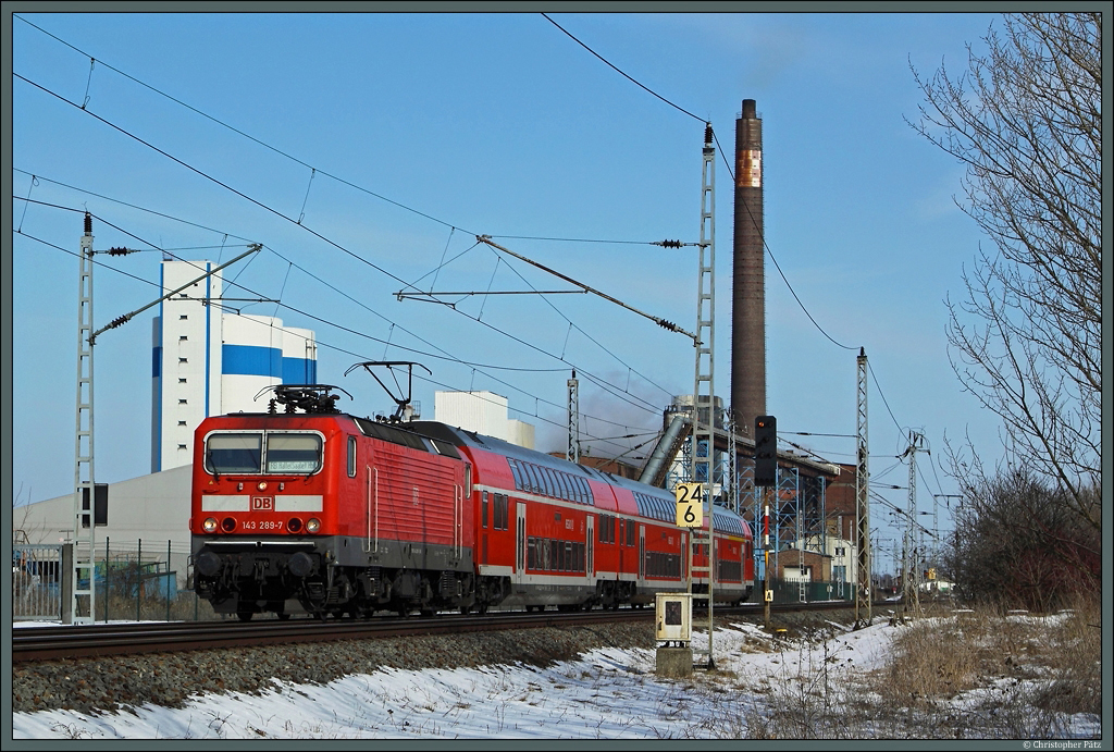 Mit RB 26235 rollt 143 289-7 am 24.03.2013 an der ehemaligen Zuckerfabrik in Delitzsch vorbei. 