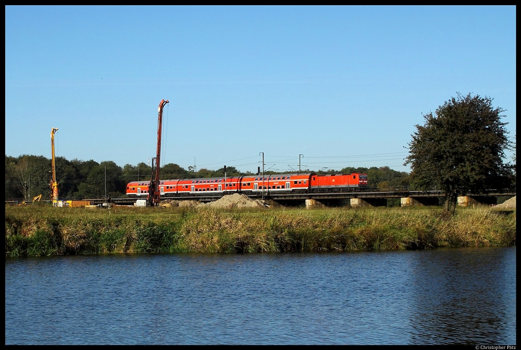 Mit RB 27515 am Haken passiert 143 591-6 die Ehle bei Biederitz, wo bereits Bauarbeiten f�r die neue Br�cke stattfinden, die 2013 in Betrieb gehen soll. (15.10.2011)