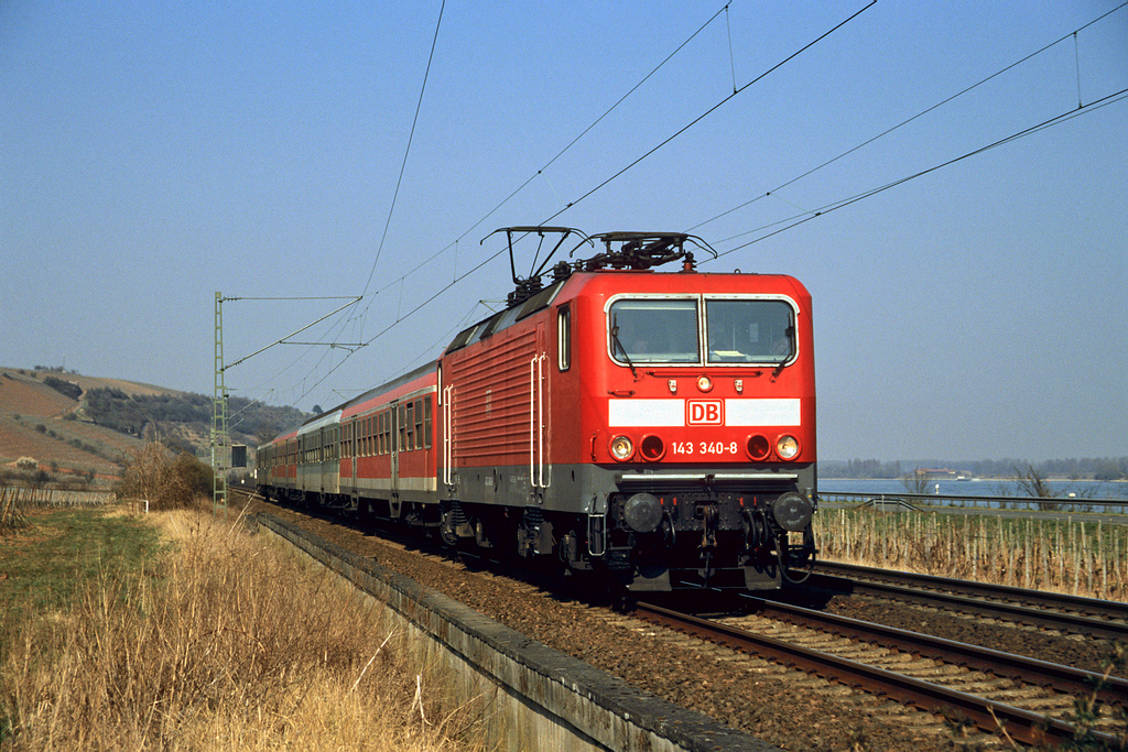 Mit RB 29651 am Haken rollt 143 340-8 bei Nierstein am 24. Mrz 2003 den Rhein entlang Richtung Worms.