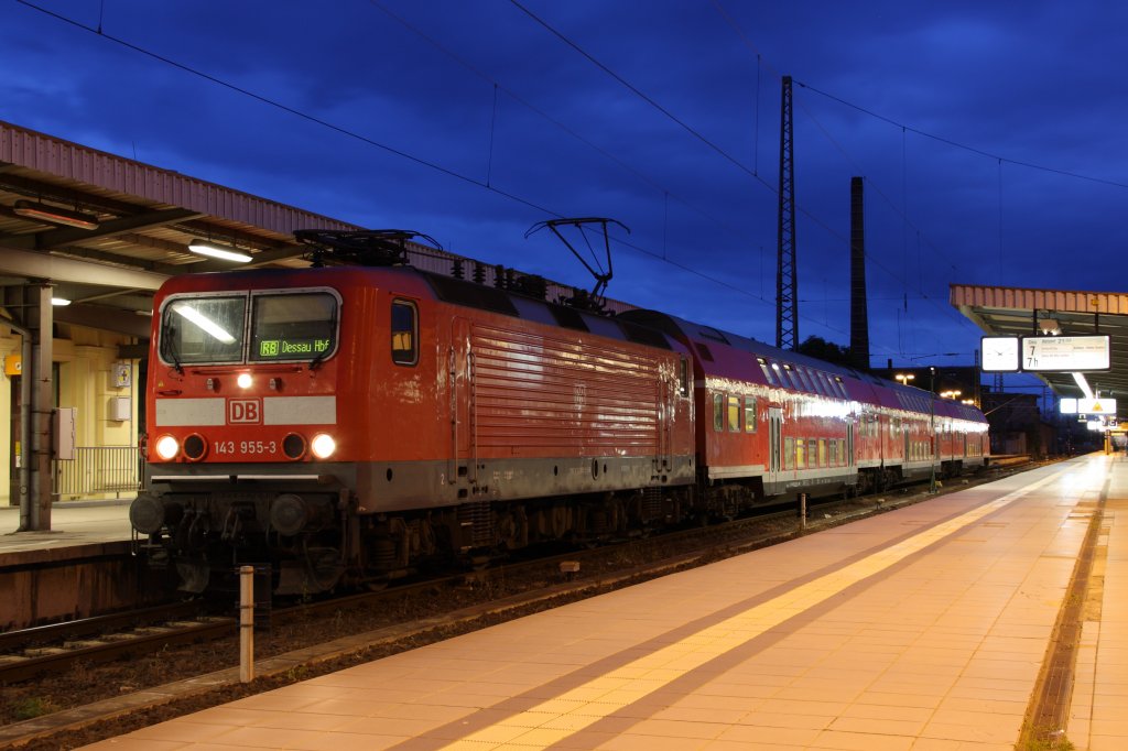 Mit einer RB nach Dessau steht 143 955-3 am Abend des 19.06.2010 auf Gleis 6 in Magdeburg Hbf.