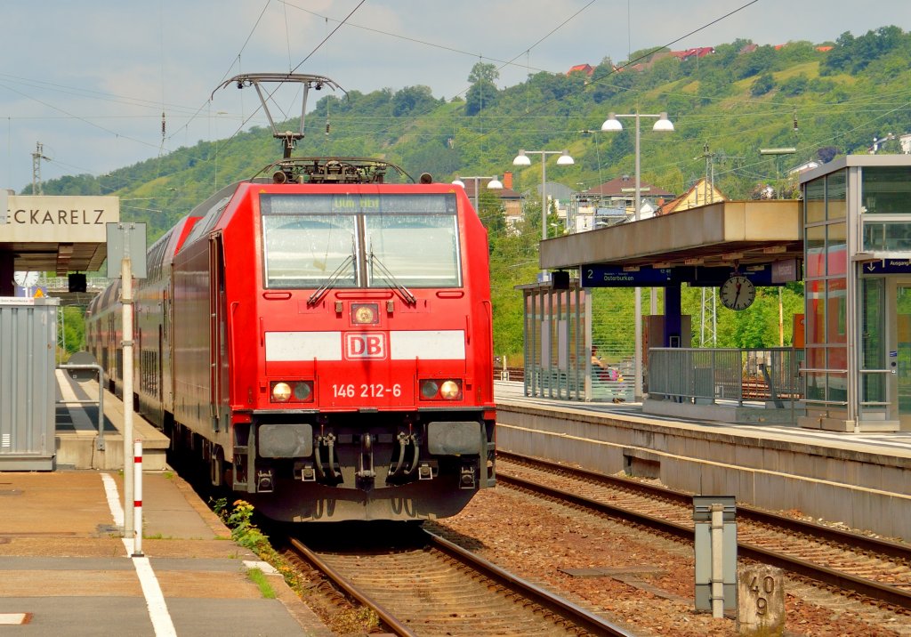 Mit einer RB nach Ulm steht die 146 212-6 an Gleis 1 im Bahnhof Neckarelz. 6.7.2013