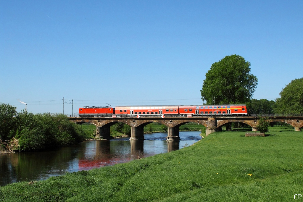 Mit einer RB nach Weienfels berquert 143 002-4 die Saale bei Bad Drrenberg. (01.05.2011)