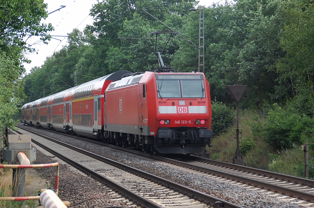 Mit einer RE nach Norddeich Mole ist hier die 146 123-5 unterwegs unweit der Orschaft Blumenau. 23.6.2011