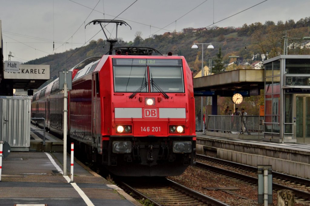 Mit einer RE nach Ulm steht am Samstag den 3.11.2012 die 146 201 in Neckarelz abfahrbereit an Gleis 1 und wartet auf den Abfahrbefehl.

