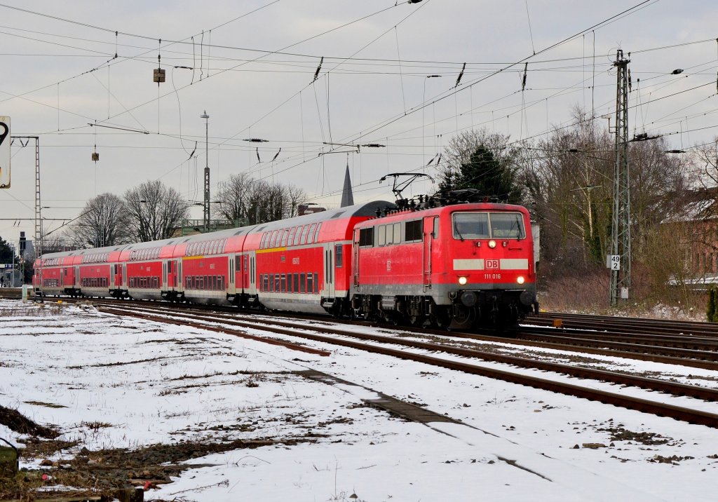 Mit einer RE4 nach Aachen ist die 111 016 unterwegs. Rheydt Hbf 13.3.2013