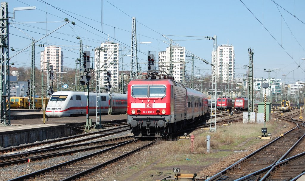 Mit einer Regionalbahn aus Geislingen an der Steige fhrt die in Stuttgart beheimatete 143 091-7 am 6.4.2010 in den Stuttgarter Hbf ein.