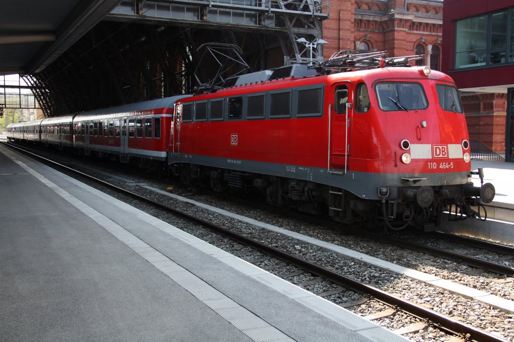 Mit einer Regionalbahn nach Oldenburg steht 110 464-5 auf Gleis 1 in Bremen Hbf. Fotografiert am 21.05.2010. 