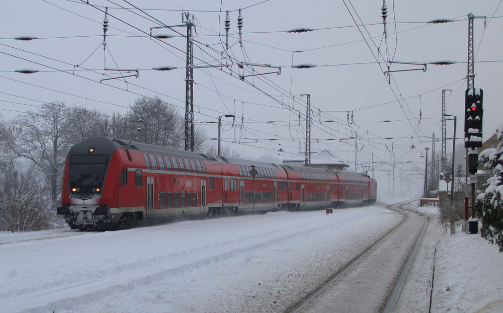 Mit reichlich Versptung kam hier ein Umleiter-RE2 von Cottbus nach Berlin Hbf(tief) durch den Bahnhof von Baruth(Mark) gefahren. 29.12.2010