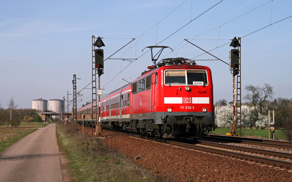 Mit rund 10 Minuten Versptung befrdert die Ludwigshafener 111 030 am 07. April 2010 die RB 18621 von Mannheim nach Karlsruhe ber die KBS 700. Die Aufnahme entstand zwischen den Ortschaften Waghusel und Wiesental.
