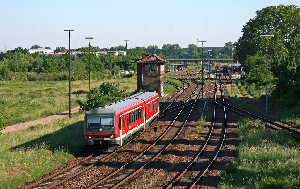 Mit rund 10 Minuten Versp�tung beschleunigt der Ludwigshafener 628 694 am 04. Juni 2010 als RB 18526 von Karlsruhe nach Neustadt (Weinstra�e) aus dem Hauptbahnhof von Landau (Pfalz).
Gl�cklicherweise waren die Schatten genau so lang, dass sie den Triebwagen noch nicht trafen.