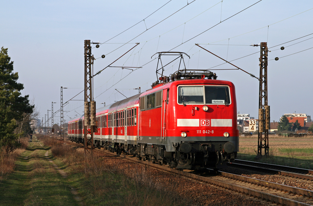 Mit rund 35 Minuten Versptung beschleunigt die Ludwigshafener 111 042 am 23. Mrz 2010 die RB 18621 von Mannheim nach Karlsruhe aus Wiesental.