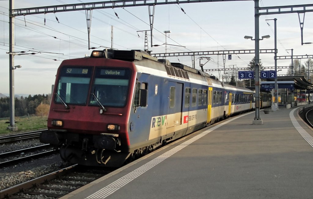 Mit der S2 nach Vallorbe verlsst der RBDe 560 114-1  Ouchy  den Bahnhof Palzieux am 07.04.10.