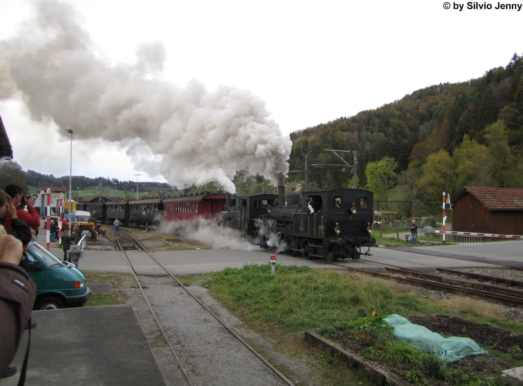 Mit ''Schall & Rauch'' verlassen die DVZO eigenen E 3/3 10 ''Chemie-Tiger'' und Ed 3/3 4 ''Schwyz'' am 14.10.2012 Bauma mit einem Extrazug nach Hinwil.