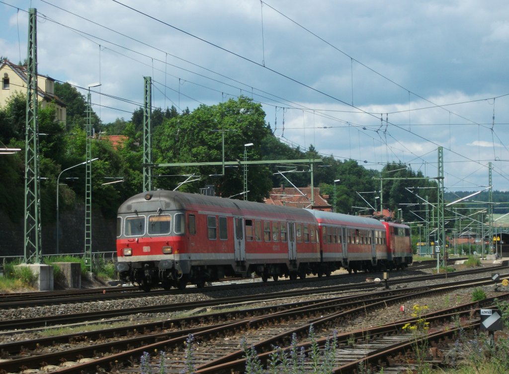 Mit schiebender 111 224 verlsst die RB nach Bamberg am 12. Juli 2013 den Bahnhof Kronach in Richtung Lichtenfels.