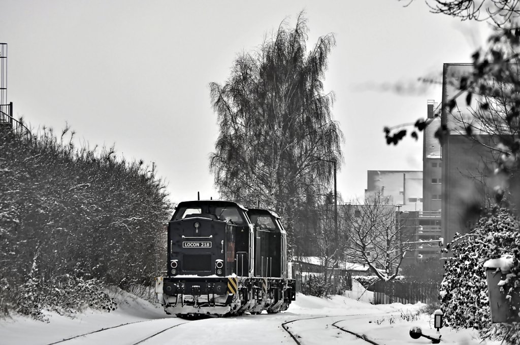 mit Schneeschuhen stehen Locon 218+217 auf der Hafenbahn vor dem Stralsunder Stadthafen am 18.12.2010
