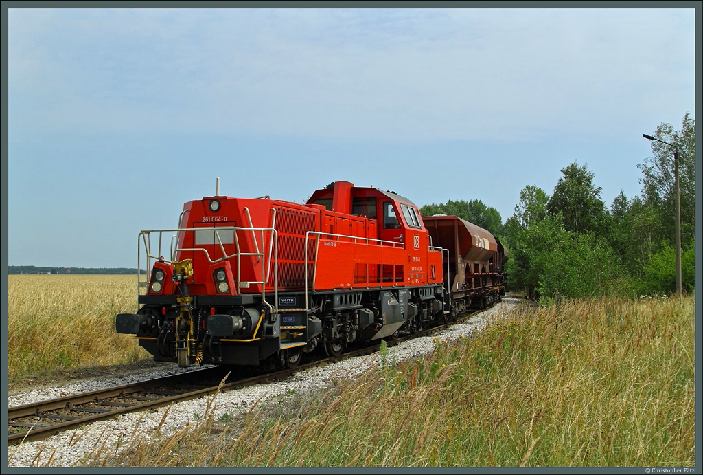 Mit Schrittgeschwindigkeit zieht 261 064-0 einen langen Kieszug ber die Gleise der Anschlussbahn des Kieswerkes Sprotta. Ziel des Zuges ist Cloppenburg.(03.08.2013)