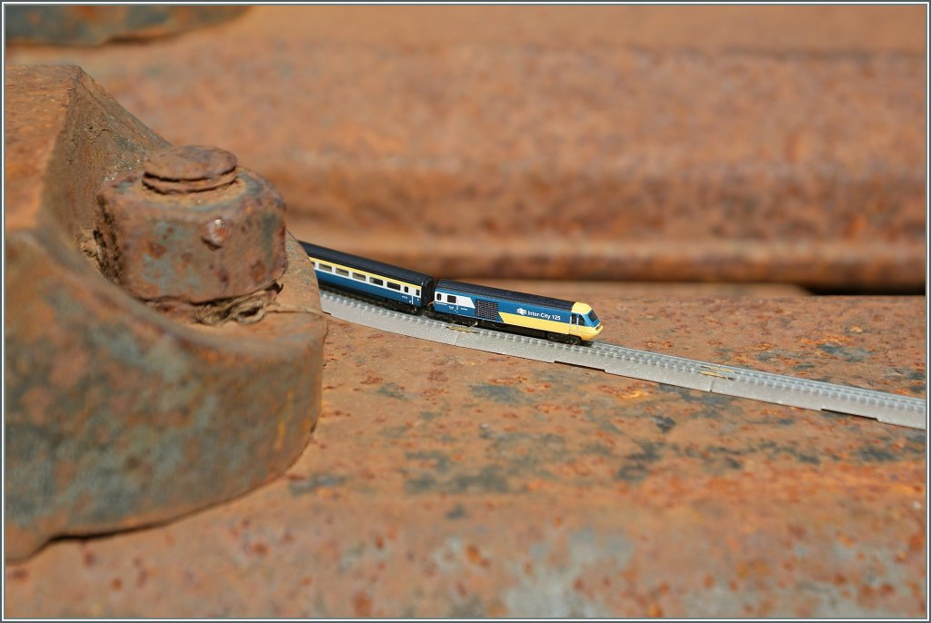 Mit der Schwellenhhe beziffern die Bahnen die (Hhen)-Lange ihres Netzes und der Stationen. Somit sie die Schwelle (und nicht die Schiene) in dieser Hinsicht das Maas aller Dinge. 
Grund genug, auf der  Schwellenhhe  von 1760 mM in Gletsch auf dem Schwellenstapel den Versuch zu wagen, die Winzigkeit der T-Gauge in Szene zu setzen...
5. August 2013