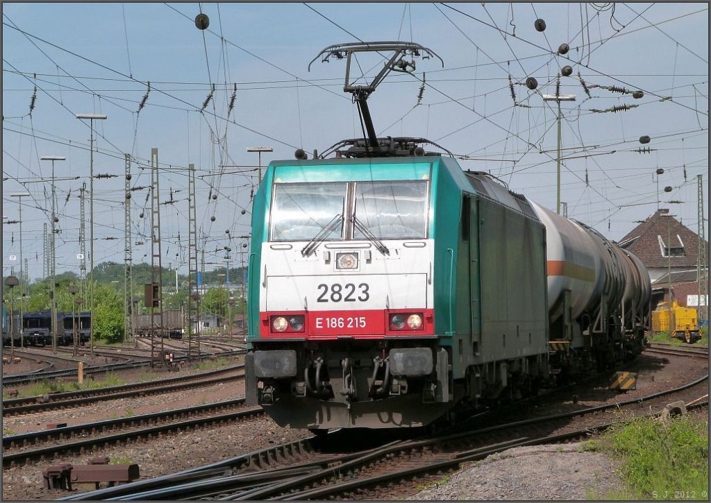 Mit schwerer G�terfracht im Schlepptau hat die Cobra 2823 Ausfahrt am Aachener Westbahnhof. Gleich geht es auf die Montzenroute hinauf nach Belgien. Mai 2012.