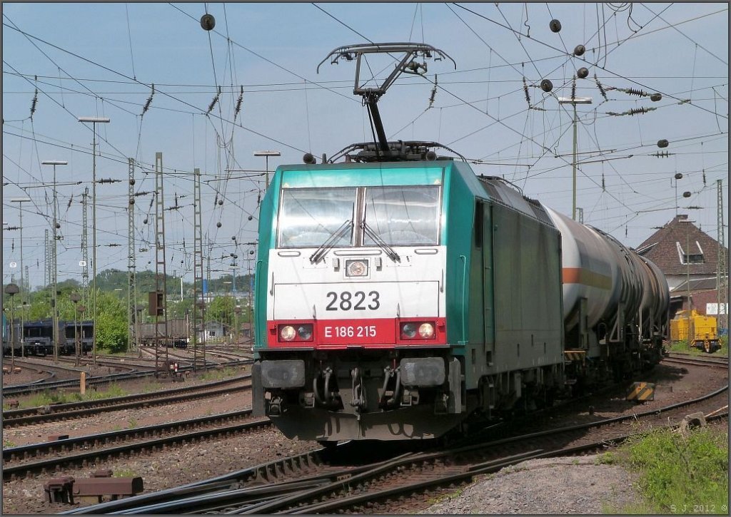 Mit schwerer Gterfracht im Schlepptau hat die Cobra 2823 Ausfahrt am Aachener Westbahnhof. Gleich geht es auf die Montzenroute hinauf nach Belgien. Mai 2012.