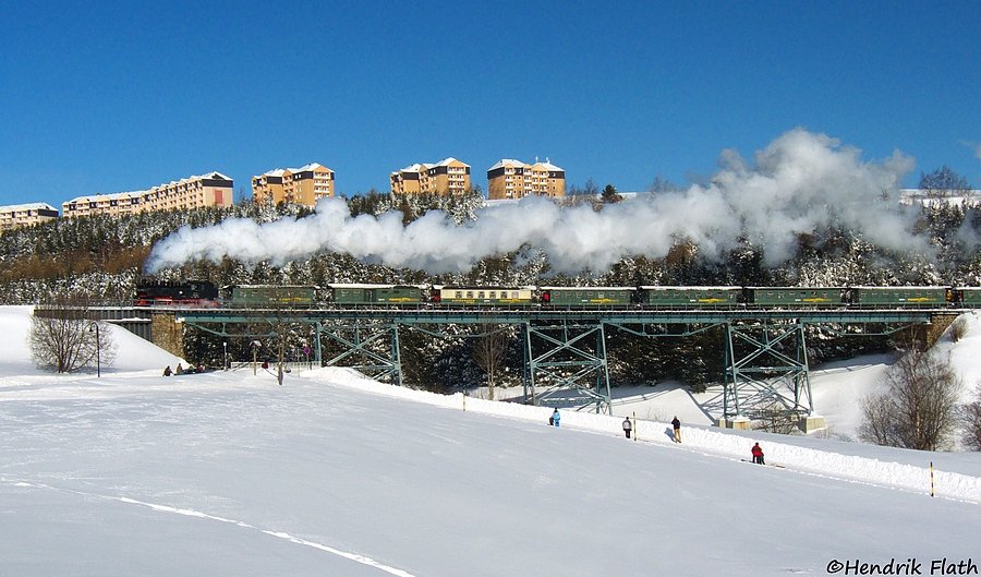 Mit SDG 1003 dampft 99 771 am 31.01.2010 ber das Httenbachviadukt in Oberwiesenthal.
